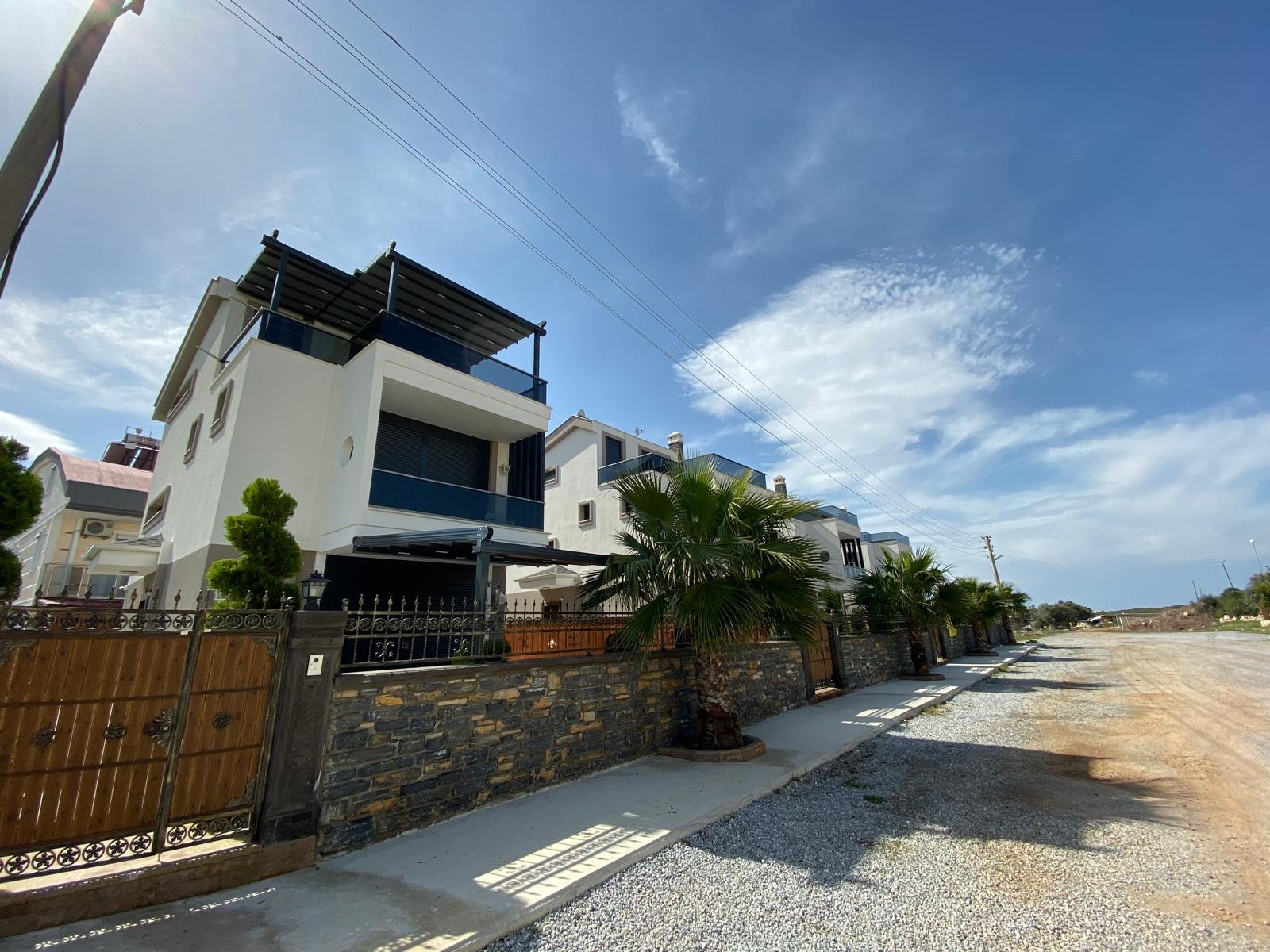 Golden Life Çamlık Villas: detached villa facade